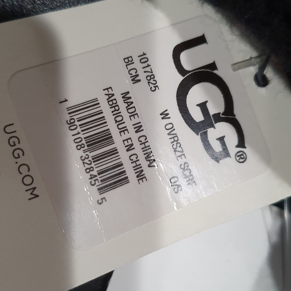 Brand new Ugg Cable Knit scarf with pom pom black - Picture 4 of 6